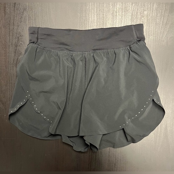 Lululemon Fast and Free Reflective High-Rise Classic-Fit Short 3" - Sz 4 - Picture 4 of 6